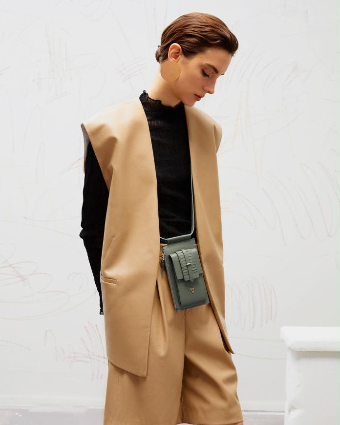 Leather Phone Bag: The Hands-Free Accessory You Need